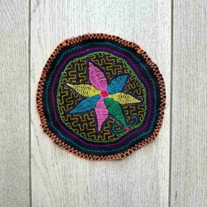 Shipibo vyšívaná ceremoniální dečka kulatá M - Flor Floresta