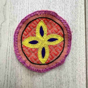 Shipibo vyšívaná ceremoniální dečka kulatá S - Flores de la Selva